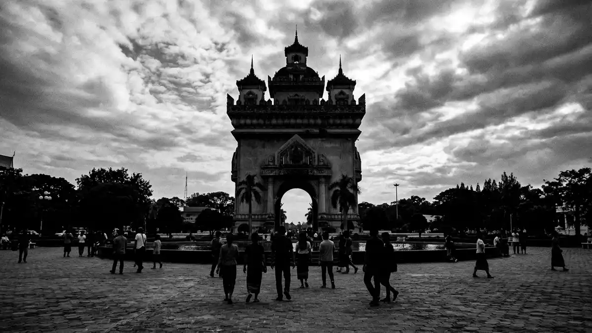 Schwarzweiss-Reportage vom Wahrzeichen Patuxai Vientiane in Vientiane, Laos