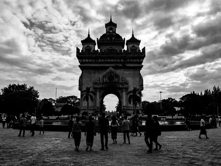 Schwarzweiss-Reportagebild vom Wahrzeichen Patuxai Vientiane in Vientiane Laos, dokumentarische Reisefotografie mit starken Kontrasten - Foto: THN