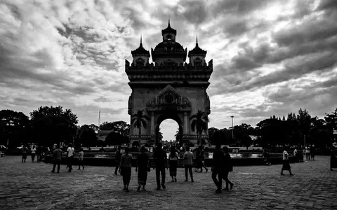 Schwarzweiss-Reportagebild vom Wahrzeichen Patuxai Vientiane in Vientiane Laos, dokumentarische Reisefotografie mit starken Kontrasten - Foto: THN