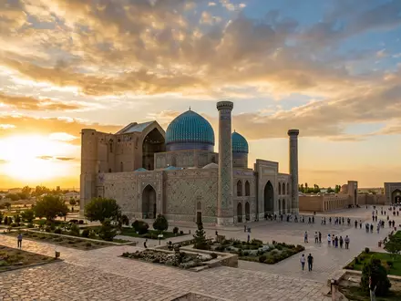 Fotorealistische Panoramaaufnahme von Hodscha-Ahmed-Yasawi-Mausoleum in Turkistan Kasachstan, warmes Abendlicht auf Wahrzeichen im Reisemotiv - Foto: THN