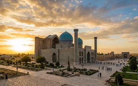 Fotorealistische Panoramaaufnahme von Hodscha-Ahmed-Yasawi-Mausoleum in Turkistan Kasachstan, warmes Abendlicht auf Wahrzeichen im Reisemotiv - Foto: THN