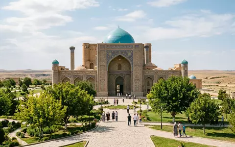 Editorialbild im Reisemagazin-Stil vom Wahrzeichen Hodscha-Ahmed-Yasawi-Mausoleum in Turkistan Kasachstan, ausgewogene Bildgestaltung und natuerliches Umgebungslicht - Foto: THN