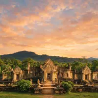 Fotorealistische Panoramaaufnahme von Vat Phou in Champasak Laos, warmes Abendlicht auf Wahrzeichen - Foto: THN