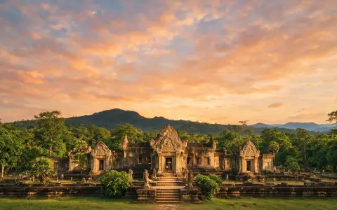 Fotorealistische Panoramaaufnahme von Vat Phou in Champasak Laos, warmes Abendlicht auf Wahrzeichen - Foto: THN