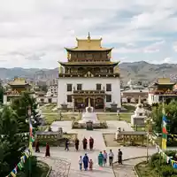 Editorialbild im Reisemagazin-Stil vom Wahrzeichen Gandan-Kloster Ulaanbaatar in Ulaanbaatar Mongolei, ausgewogene Bildgestaltung und natuerliches Umgebungslicht - Foto: THN