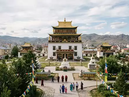 Editorialbild im Reisemagazin-Stil vom Wahrzeichen Gandan-Kloster Ulaanbaatar in Ulaanbaatar Mongolei, ausgewogene Bildgestaltung und natuerliches Umgebungslicht - Foto: THN