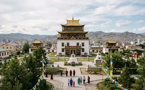 Editorialbild im Reisemagazin-Stil vom Wahrzeichen Gandan-Kloster Ulaanbaatar in Ulaanbaatar Mongolei, ausgewogene Bildgestaltung und natuerliches Umgebungslicht - Foto: THN