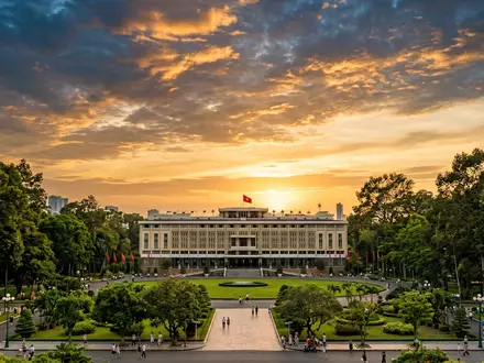 Fotorealistische Panoramaaufnahme von Wiedervereinigungspalast Saigon in Ho-Chi-Minh-Stadt Vietnam, warmes Abendlicht auf Wahrzeichen - Foto: THN