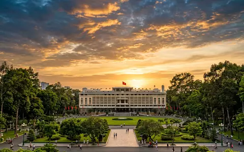 Fotorealistische Panoramaaufnahme von Wiedervereinigungspalast Saigon in Ho-Chi-Minh-Stadt Vietnam, warmes Abendlicht auf Wahrzeichen - Foto: THN