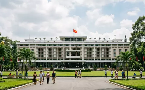 Editorialbild im Reisemagazin-Stil vom Wahrzeichen Wiedervereinigungspalast Saigon in Ho-Chi-Minh-Stadt Vietnam, ausgewogene Bildgestaltung und natuerliches Umgebungslicht - Foto: THN
