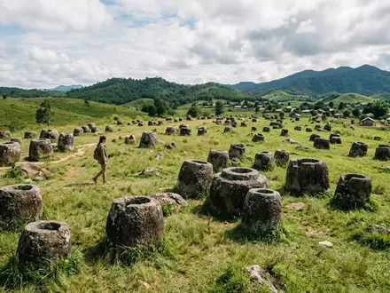 Editorialbild im Reisemagazin-Stil vom Wahrzeichen Ebene der Tonkrüge in Phonsavan Laos, ausgewogene Bildgestaltung und natuerliches - Foto: THN