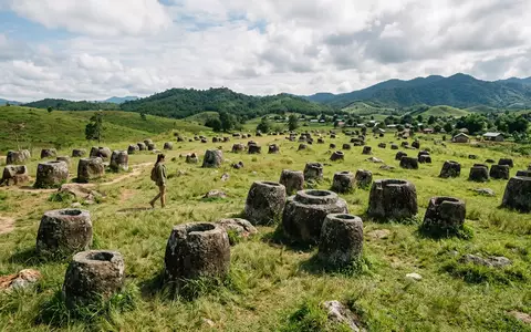Editorialbild im Reisemagazin-Stil vom Wahrzeichen Ebene der Tonkrüge in Phonsavan Laos, ausgewogene Bildgestaltung und natuerliches - Foto: THN