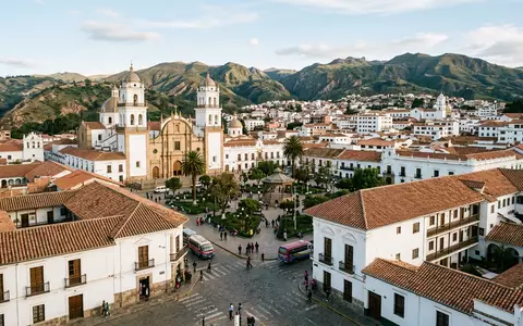 Editorialbild im Reisemagazin-Stil vom Wahrzeichen Sucre Altstadt in Sucre Bolivien, ausgewogene Bildgestaltung und natuerliches Umgebungslicht - Foto: THN