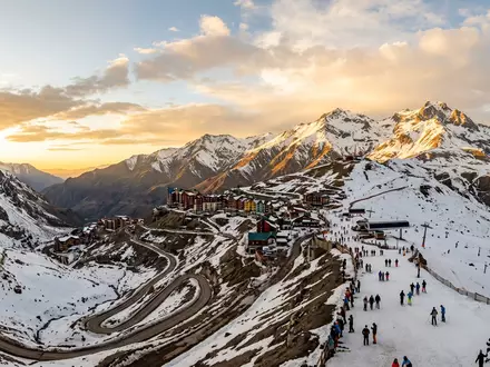 Fotorealistische Panoramaaufnahme von Valle Nevado in Santiago de Chile Chile, warmes Abendlicht auf Wahrzeichen - Foto: THN