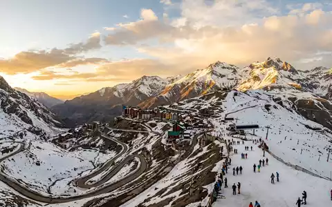 Fotorealistische Panoramaaufnahme von Valle Nevado in Santiago de Chile Chile, warmes Abendlicht auf Wahrzeichen - Foto: THN