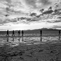 Schwarzweiss-Reportagebild vom Wahrzeichen Salar de Uyuni in Uyuni Bolivien, dokumentarische Reisefotografie mit starken Kontrasten - Foto: THN
