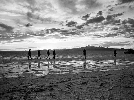 Schwarzweiss-Reportagebild vom Wahrzeichen Salar de Uyuni in Uyuni Bolivien, dokumentarische Reisefotografie mit starken Kontrasten - Foto: THN