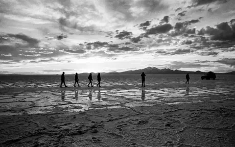Schwarzweiss-Reportagebild vom Wahrzeichen Salar de Uyuni in Uyuni Bolivien, dokumentarische Reisefotografie mit starken Kontrasten - Foto: THN