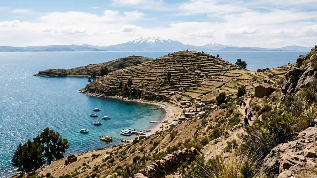 Editorial-Reisemagazinbild vom Wahrzeichen Isla del Sol in Copacabana, Bolivien
