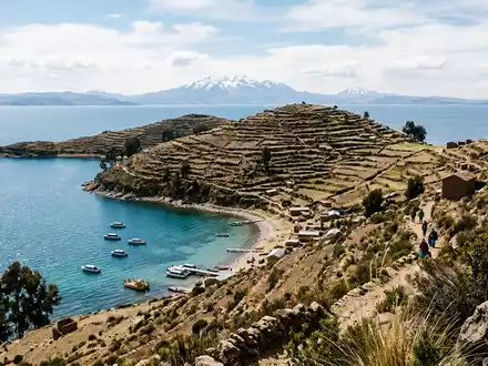 Editorialbild im Reisemagazin-Stil vom Wahrzeichen Isla del Sol in Copacabana Bolivien, ausgewogene Bildgestaltung und natuerliches - Foto: THN