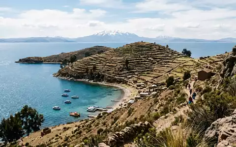 Editorialbild im Reisemagazin-Stil vom Wahrzeichen Isla del Sol in Copacabana Bolivien, ausgewogene Bildgestaltung und natuerliches - Foto: THN