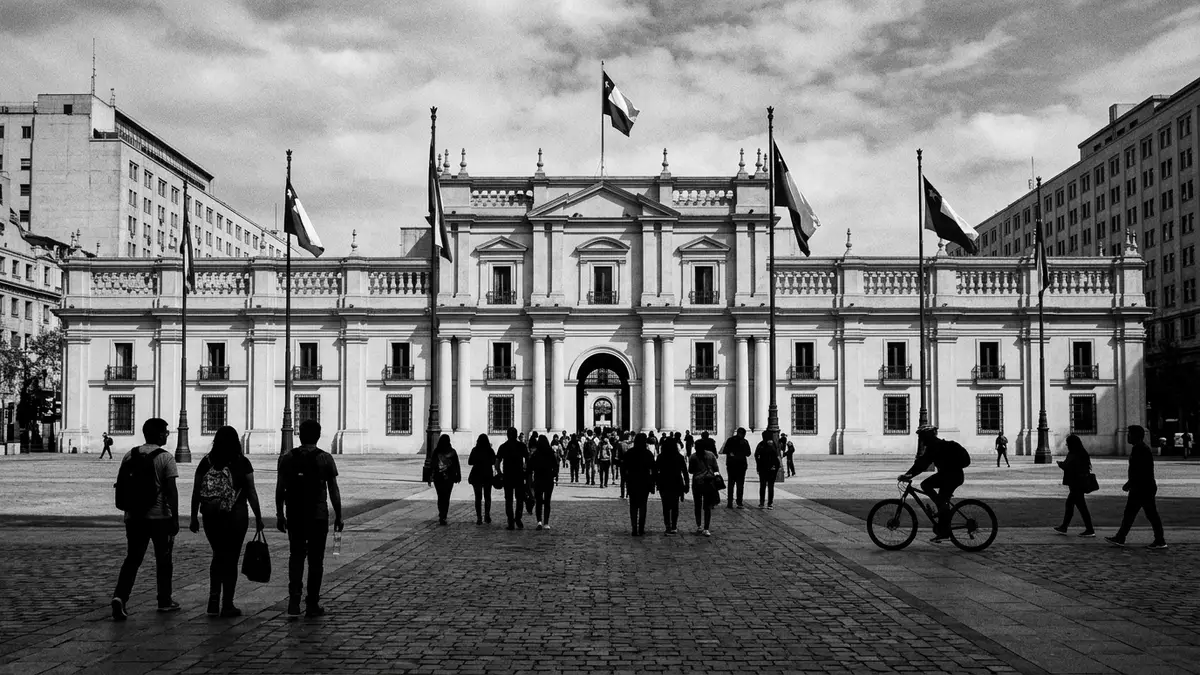 Schwarzweiss-Reportage vom Wahrzeichen La Moneda Santiago in Santiago de Chile, Chile
