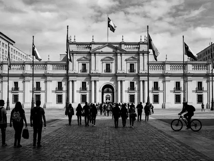 Schwarzweiss-Reportagebild vom Wahrzeichen La Moneda Santiago in Santiago de Chile Chile, dokumentarische Reisefotografie mit starken - Foto: THN