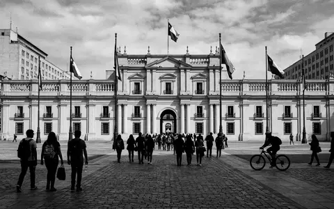 Schwarzweiss-Reportagebild vom Wahrzeichen La Moneda Santiago in Santiago de Chile Chile, dokumentarische Reisefotografie mit starken - Foto: THN