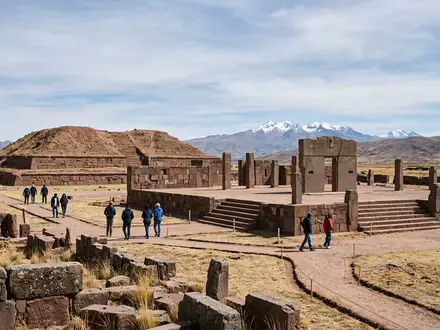 Editorialbild im Reisemagazin-Stil vom Wahrzeichen Tiwanaku in Tiwanaku Bolivien, ausgewogene Bildgestaltung und natuerliches Umgebungslicht - Foto: THN