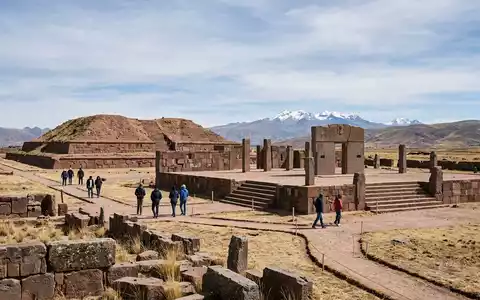 Editorialbild im Reisemagazin-Stil vom Wahrzeichen Tiwanaku in Tiwanaku Bolivien, ausgewogene Bildgestaltung und natuerliches Umgebungslicht - Foto: THN