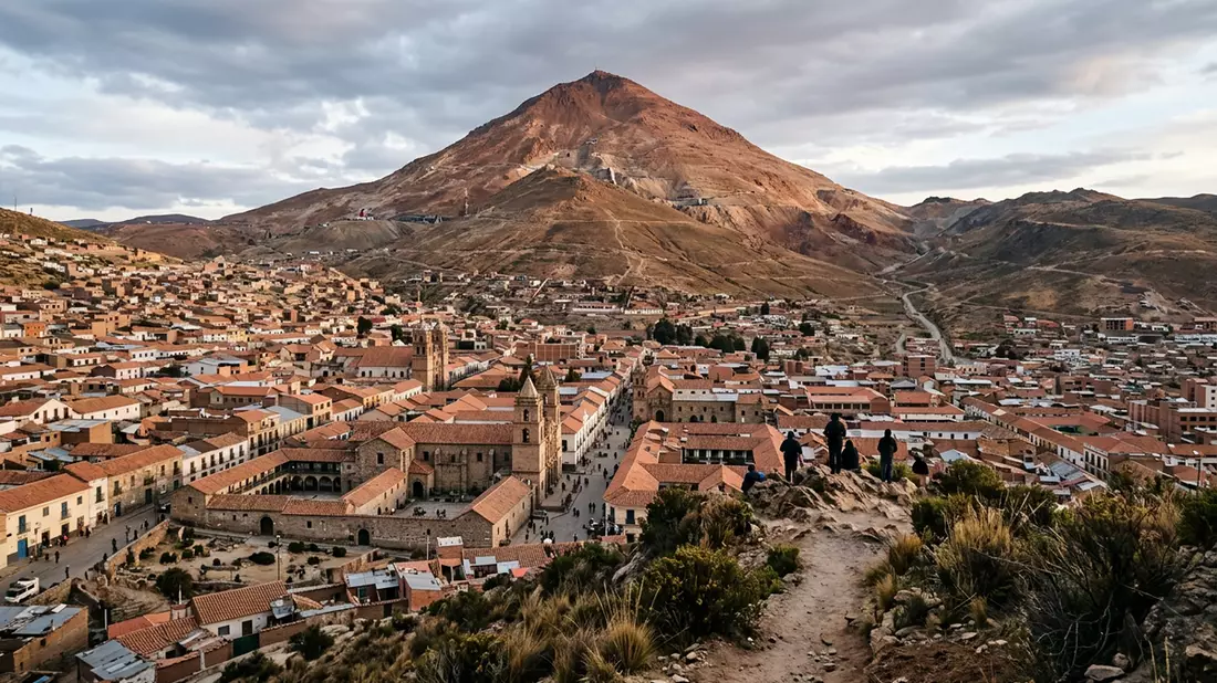 Editorial-Reisemagazinbild vom Wahrzeichen Silberberg Potosi in Potosi, Bolivien