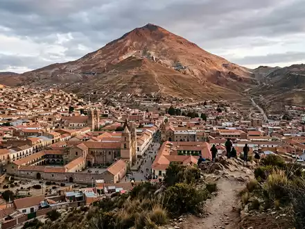 Editorialbild im Reisemagazin-Stil vom Wahrzeichen Silberberg Potosi in Potosi Bolivien, ausgewogene Bildgestaltung und natuerliches Umgebungslicht - Foto: THN