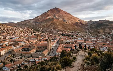 Editorialbild im Reisemagazin-Stil vom Wahrzeichen Silberberg Potosi in Potosi Bolivien, ausgewogene Bildgestaltung und natuerliches Umgebungslicht - Foto: THN