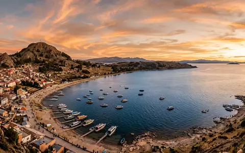 Fotorealistische Panoramaaufnahme von Titicacasee Bolivien in Copacabana Bolivien, warmes Abendlicht auf Wahrzeichen - Foto: THN