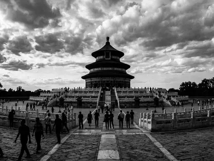 Schwarzweiss-Reportagebild vom Wahrzeichen Himmelstempel Peking in Peking China, dokumentarische Reisefotografie mit starken Kontrasten - Foto: THN
