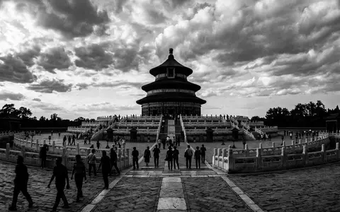 Schwarzweiss-Reportagebild vom Wahrzeichen Himmelstempel Peking in Peking China, dokumentarische Reisefotografie mit starken Kontrasten - Foto: THN