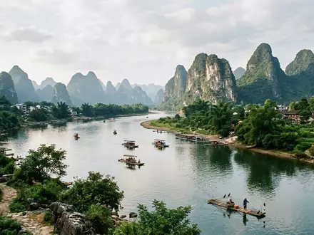 Editorialbild im Reisemagazin-Stil vom Wahrzeichen Li-Fluss Guilin in Guilin China, ausgewogene Bildgestaltung und natuerliches Umgebungslicht - Foto: THN