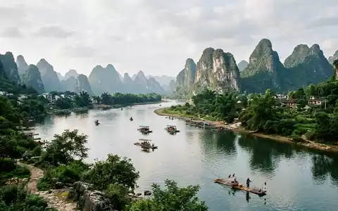 Editorialbild im Reisemagazin-Stil vom Wahrzeichen Li-Fluss Guilin in Guilin China, ausgewogene Bildgestaltung und natuerliches Umgebungslicht - Foto: THN