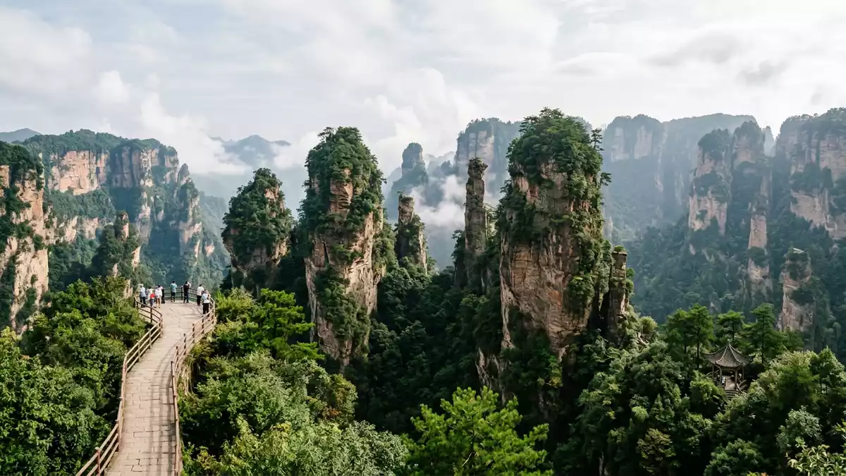Editorial-Reisemagazinbild vom Wahrzeichen Zhangjiajie-Nationalpark in Zhangjiajie, China