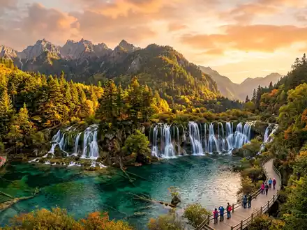 Fotorealistische Panoramaaufnahme von Jiuzhaigou-Tal in Aba China, warmes Abendlicht auf Wahrzeichen im Reisemotiv - Foto: THN