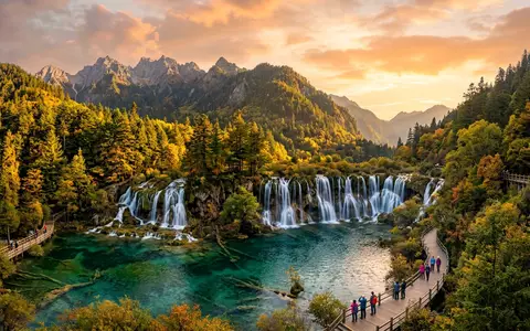 Fotorealistische Panoramaaufnahme von Jiuzhaigou-Tal in Aba China, warmes Abendlicht auf Wahrzeichen im Reisemotiv - Foto: THN