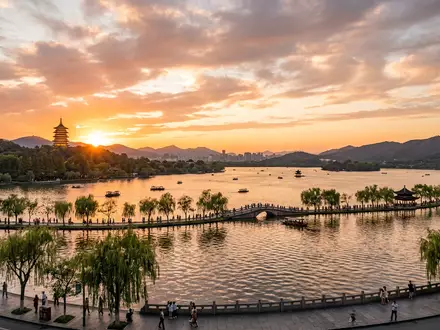 Fotorealistische Panoramaaufnahme von Westsee Hangzhou in Hangzhou China, warmes Abendlicht auf Wahrzeichen - Foto: THN