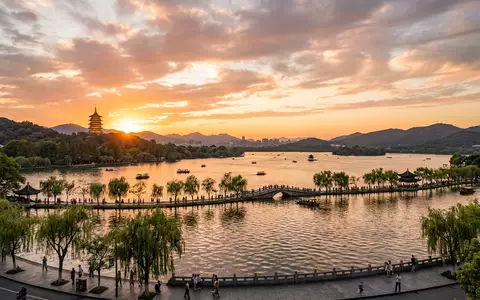 Fotorealistische Panoramaaufnahme von Westsee Hangzhou in Hangzhou China, warmes Abendlicht auf Wahrzeichen - Foto: THN