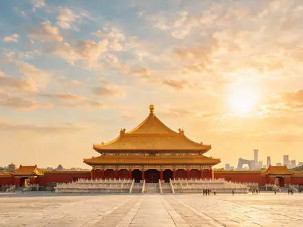 Fotorealistische Panoramaaufnahme von Verbotene Stadt Peking in Peking China, warmes Abendlicht auf Wahrzeichen - Foto: THN