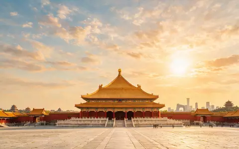 Fotorealistische Panoramaaufnahme von Verbotene Stadt Peking in Peking China, warmes Abendlicht auf Wahrzeichen - Foto: THN