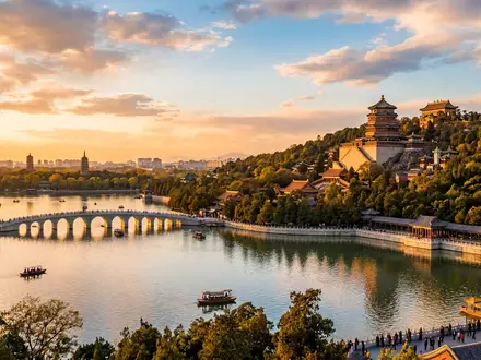 Fotorealistische Panoramaaufnahme von Sommerpalast Peking in Peking China, warmes Abendlicht auf Wahrzeichen - Foto: THN