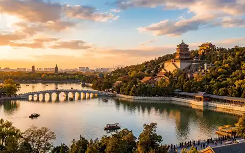 Fotorealistische Panoramaaufnahme von Sommerpalast Peking in Peking China, warmes Abendlicht auf Wahrzeichen - Foto: THN
