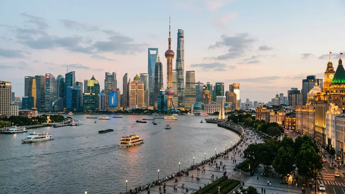Editorial-Reisemagazinbild vom Wahrzeichen Oriental Pearl Tower Shanghai in Shanghai, China
