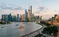 Editorialbild im Reisemagazin-Stil vom Wahrzeichen Oriental Pearl Tower Shanghai in Shanghai China, ausgewogene Bildgestaltung und - Foto: THN