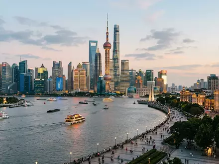 Editorialbild im Reisemagazin-Stil vom Wahrzeichen Oriental Pearl Tower Shanghai in Shanghai China, ausgewogene Bildgestaltung und - Foto: THN